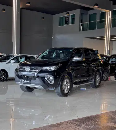 TOYOTA HILUX SW4 2.8 SRX 4X4 7 LUGARES 16V TURBO INTERCOOLER DIESEL 4P AUTOMÁTICO TOYOTA HILUX SW4 2.8 SRX 4X4 7 LUGARES 16V TURBO INTERCOOLER DIESEL 4P AUTOMÁTICO
