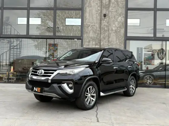 TOYOTA HILUX SW4 2.8 SRX 4X4 7 LUGARES 16V TURBO INTERCOOLER DIESEL 4P AUTOMÁTICO