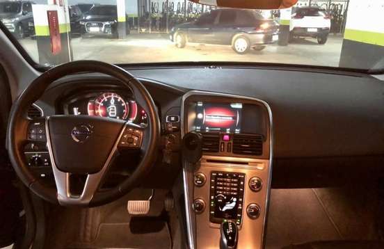 VOLVO-XC60-2015