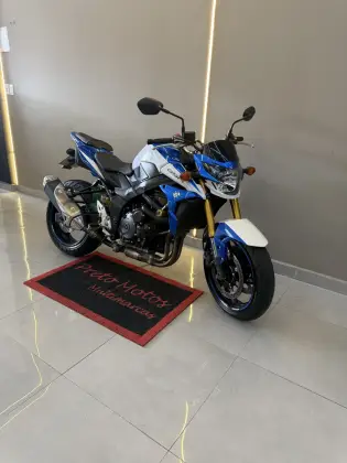 SUZUKI GSR 750 