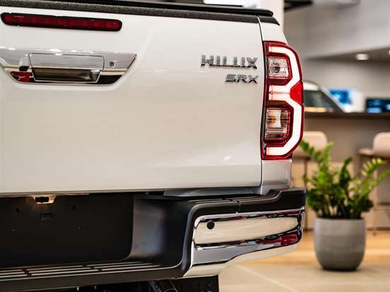TOYOTA-HILUX-2.8 D-4D TURBO DIESEL CD SRX 4X4 AUTOMÁTICO TOYOTA-HILUX-2025