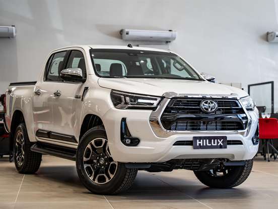 TOYOTA-HILUX-2.8 D-4D TURBO DIESEL CD SRX 4X4 AUTOMÁTICO TOYOTA-HILUX-2025