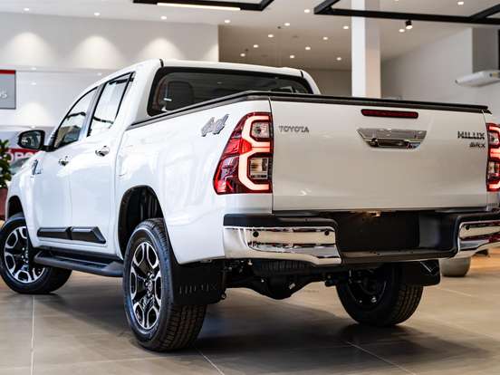 TOYOTA-HILUX-2.8 D-4D TURBO DIESEL CD SRX 4X4 AUTOMÁTICO TOYOTA-HILUX-2025