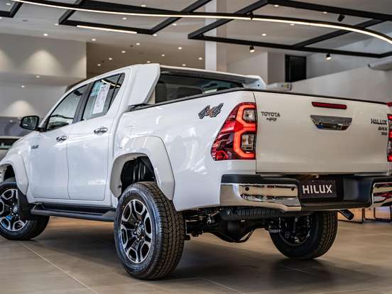 TOYOTA-HILUX-2.8 D-4D TURBO DIESEL CD SRX PLUS 4X4 AUTOMÁTICO TOYOTA-HILUX-2025