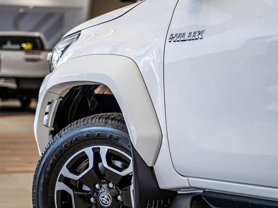 TOYOTA-HILUX-2.8 D-4D TURBO DIESEL CD SRX PLUS 4X4 AUTOMÁTICO TOYOTA-HILUX-2025