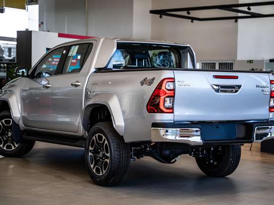 TOYOTA-HILUX-2.8 D-4D TURBO DIESEL CD SRX PLUS 4X4 AUTOMÁTICO TOYOTA-HILUX-2025