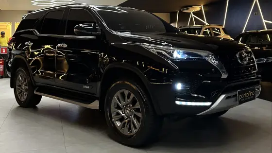 TOYOTA HILUX SW4 2.8 D-4D TURBO DIESEL SRX 7L 4X4 AUTOMÁTICO TOYOTA HILUX SW4 2.8 D-4D TURBO DIESEL SRX 7L 4X4 AUTOMÁTICO