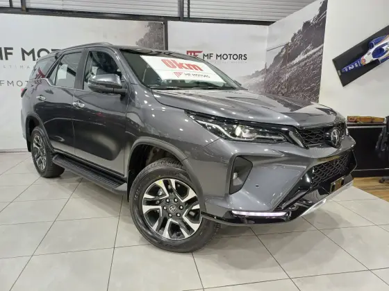 TOYOTA HILUX SW4 2.8 D-4D TURBO DIESEL SRX PLATINUM 7L 4X4 AUTOMÁTICO