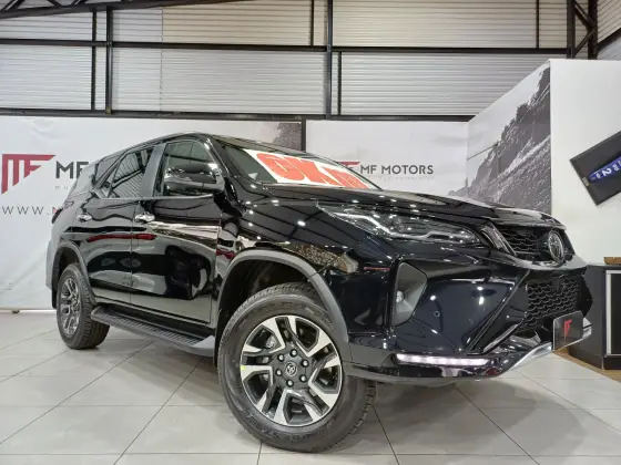 TOYOTA HILUX SW4 2.8 D-4D TURBO DIESEL SRX PLATINUM 7L 4X4 AUTOMÁTICO