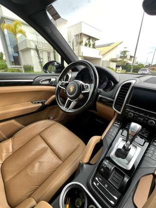PORSCHE-CAYENNE-2015