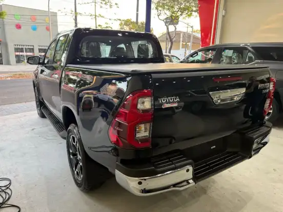 TOYOTA-HILUX-2.8 D-4D TURBO DIESEL CD SRX 4X4 AUTOMÁTICO TOYOTA-HILUX-2025