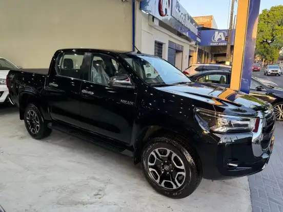 TOYOTA-HILUX-2.8 D-4D TURBO DIESEL CD SRX 4X4 AUTOMÁTICO TOYOTA-HILUX-2025