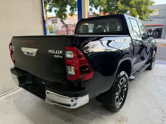 TOYOTA-HILUX-2.8 D-4D TURBO DIESEL CD SRX 4X4 AUTOMÁTICO TOYOTA-HILUX-2025