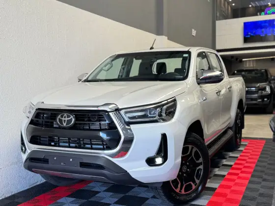 TOYOTA HILUX 2.8 D-4D TURBO DIESEL CD SRX 4X4 AUTOMÁTICO
