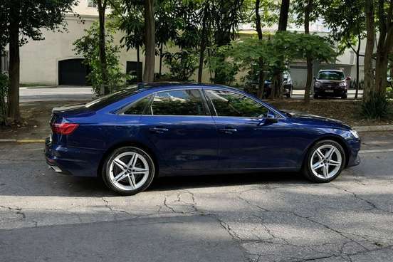 AUDI-A4-2021