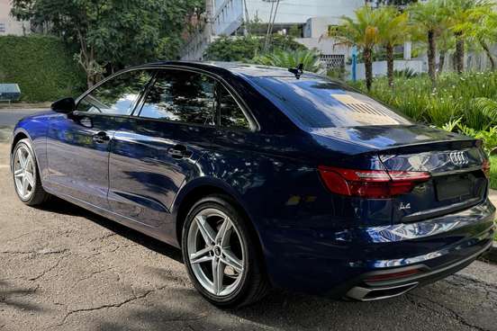 AUDI-A4-2021