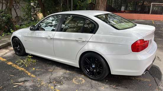 BMW-318i-2011