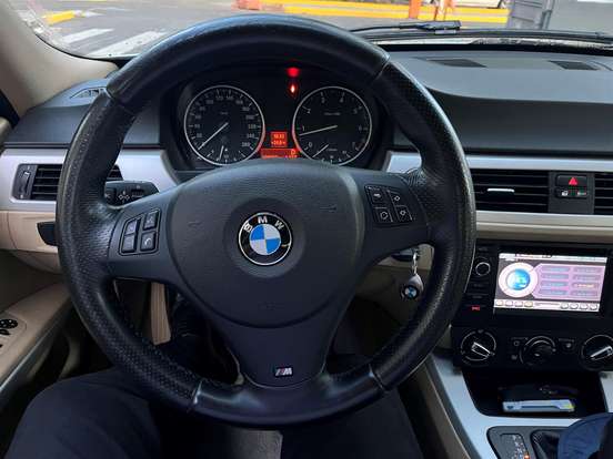 BMW-318i-2011