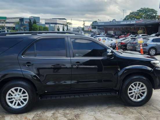 TOYOTA-HILUX SW4-3.0 SRV 4X4 7 LUGARES 16V TURBO INTERCOOLER DIESEL 4P AUTOMÁTICO TOYOTA-HILUX SW4-2013