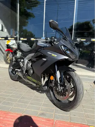 TRIUMPH DAYTONA 660 