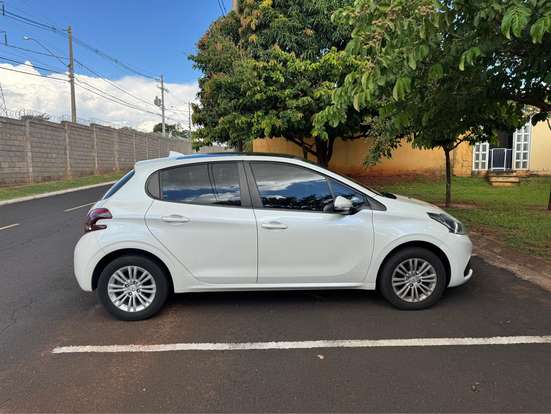 PEUGEOT-208-2016