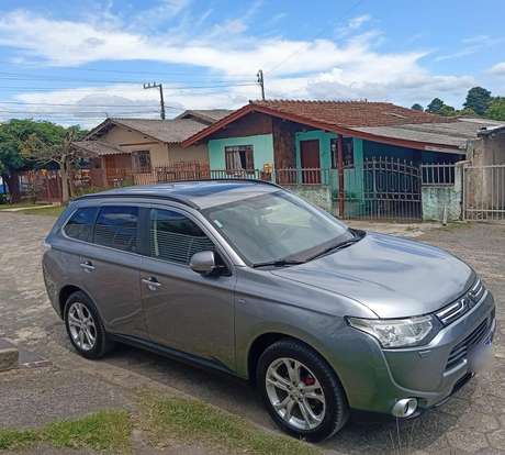 MITSUBISHI-OUTLANDER-2013