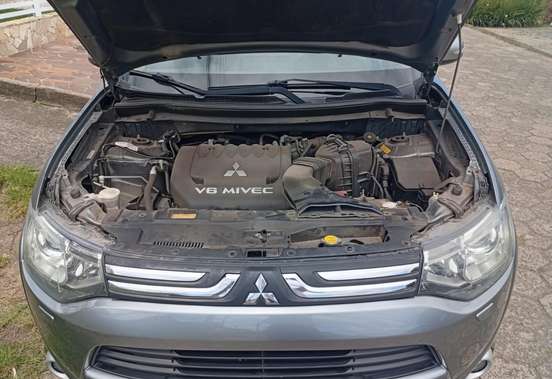 MITSUBISHI-OUTLANDER-2013