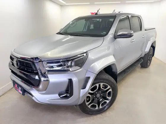 TOYOTA HILUX 2.8 D-4D TURBO DIESEL CD SRX PLUS 4X4 AUTOMÁTICO TOYOTA HILUX 2.8 D-4D TURBO DIESEL CD SRX PLUS 4X4 AUTOMÁTICO