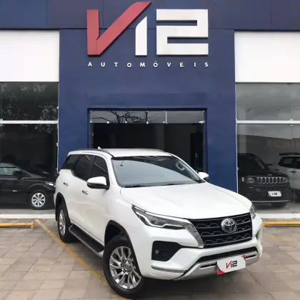TOYOTA HILUX SW4 2.8 D-4D TURBO DIESEL SRX 7L 4X4 AUTOMÁTICO TOYOTA HILUX SW4 2.8 D-4D TURBO DIESEL SRX 7L 4X4 AUTOMÁTICO