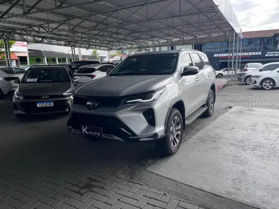 TOYOTA HILUX SW4 2.8 D-4D TURBO DIESEL SRX PLATINUM 7L 4X4 AUTOMÁTICO