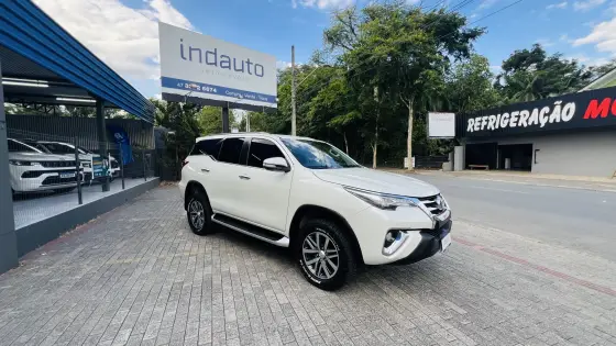 TOYOTA HILUX SW4 2.8 SRX 4X4 7 LUGARES 16V TURBO INTERCOOLER DIESEL 4P AUTOMÁTICO