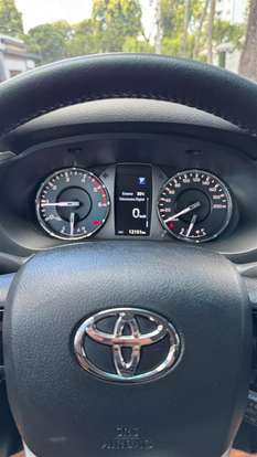 TOYOTA-HILUX-2.8 D-4D TURBO DIESEL CD SRX PLUS 4X4 AUTOMÁTICO TOYOTA-HILUX-2023