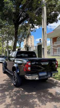 TOYOTA-HILUX-2.8 D-4D TURBO DIESEL CD SRX PLUS 4X4 AUTOMÁTICO TOYOTA-HILUX-2023