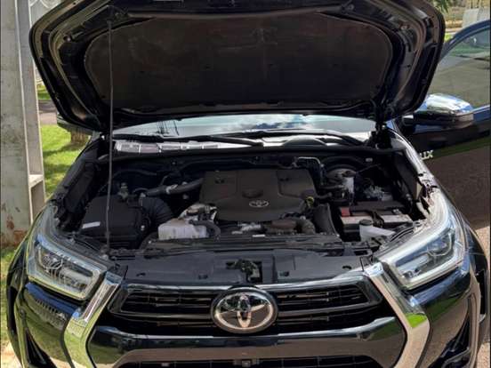 TOYOTA-HILUX-2.8 D-4D TURBO DIESEL CD SRX PLUS 4X4 AUTOMÁTICO TOYOTA-HILUX-2023