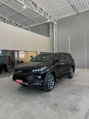 TOYOTA HILUX SW4 2.8 D-4D TURBO DIESEL DIAMOND 7L 4X4 AUTOMÁTICO
