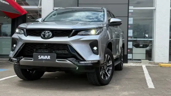 TOYOTA HILUX SW4 2.8 D-4D TURBO DIESEL SRX PLATINUM 7L 4X4 AUTOMÁTICO