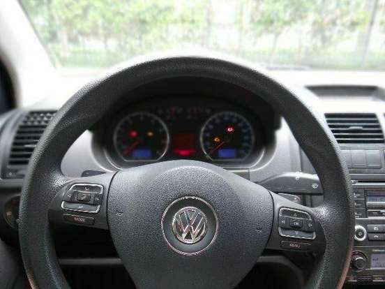 VOLKSWAGEN-POLO SEDAN-2010