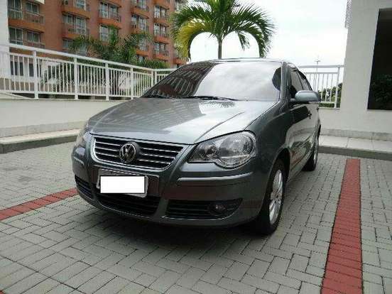 VOLKSWAGEN-POLO SEDAN-2010