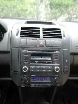 VOLKSWAGEN-POLO SEDAN-2010