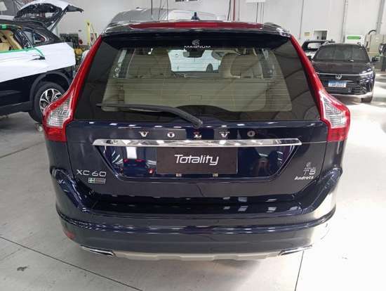 VOLVO-XC60-2017
