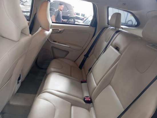 VOLVO-XC60-2017