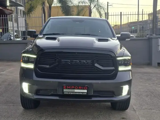 RAM CLASSIC 5.7 V8 GASOLINA LARAMIE NIGHT EDITION CD 4X4 AUTOMÁTICO