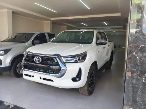 TOYOTA HILUX 2.8 D-4D TURBO DIESEL CD SRV 4X4 AUTOMÁTICO