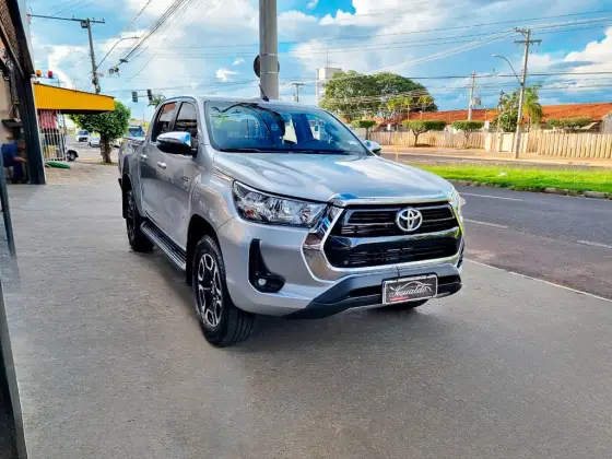 TOYOTA HILUX 2.8 D-4D TURBO DIESEL CD SRV 4X4 AUTOMÁTICO TOYOTA HILUX 2.8 D-4D TURBO DIESEL CD SRV 4X4 AUTOMÁTICO