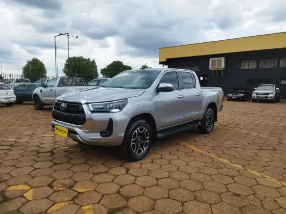 TOYOTA HILUX 2.8 D-4D TURBO DIESEL CD SRX 4X4 AUTOMÁTICO TOYOTA HILUX 2.8 D-4D TURBO DIESEL CD SRX 4X4 AUTOMÁTICO