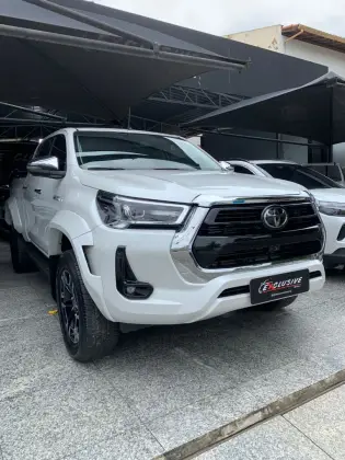 TOYOTA HILUX 2.8 D-4D TURBO DIESEL CD SRX PLUS 4X4 AUTOMÁTICO TOYOTA HILUX 2.8 D-4D TURBO DIESEL CD SRX PLUS 4X4 AUTOMÁTICO