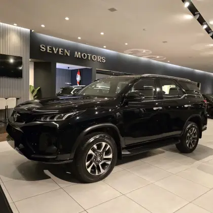 TOYOTA HILUX SW4 2.8 D-4D TURBO DIESEL DIAMOND 7L 4X4 AUTOMÁTICO TOYOTA HILUX SW4 2.8 D-4D TURBO DIESEL DIAMOND 7L 4X4 AUTOMÁTICO