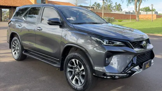 TOYOTA HILUX SW4 2.8 D-4D TURBO DIESEL SRX PLATINUM 7L 4X4 AUTOMÁTICO TOYOTA HILUX SW4 2.8 D-4D TURBO DIESEL SRX PLATINUM 7L 4X4 AUTOMÁTICO