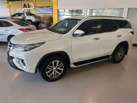 TOYOTA HILUX SW4 2.8 SRX 4X4 7 LUGARES 16V TURBO INTERCOOLER DIESEL 4P AUTOMÁTICO TOYOTA HILUX SW4 2.8 SRX 4X4 7 LUGARES 16V TURBO INTERCOOLER DIESEL 4P AUTOMÁTICO