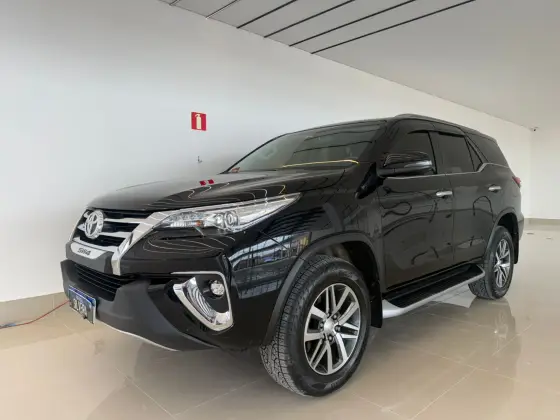 TOYOTA HILUX SW4 2.8 SRX 4X4 7 LUGARES 16V TURBO INTERCOOLER DIESEL 4P AUTOMÁTICO TOYOTA HILUX SW4 2.8 SRX 4X4 7 LUGARES 16V TURBO INTERCOOLER DIESEL 4P AUTOMÁTICO